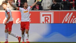 Marco Grüttner von Jahn Regensburg jubelt über seinen Treffer zum 2:1. Foto: Bongarts