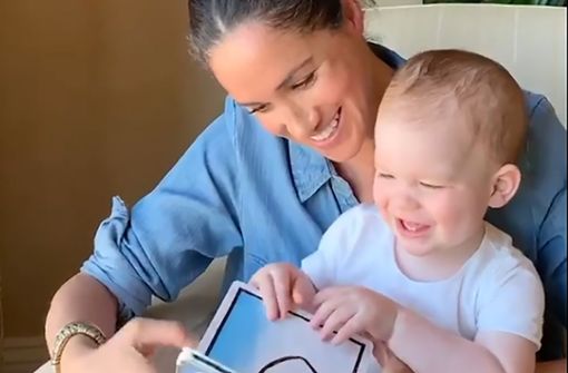Zu Archies erstem Geburtstag veröffentlichten die Sussex’ ein Video: Es zeigt, wie Herzogin Meghan ihrem Sohn ein Buch vorliest. Foto: AFP/Save the Children/THE DUKE AND DUCHESS OF SUSSEX
