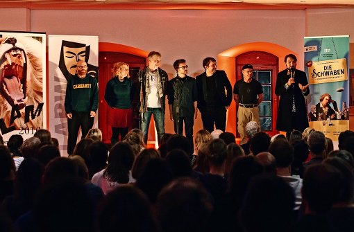 Moderator Nikita Gorbunov (rechts)  mit den schwäbischen und badischen Slam-Poeten im Alten Schloss in Stuttgart. Foto: Lichtgut/Verena Ecker