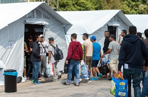 Am Sonntag beziehen 92 Flüchtlinge in Neuenstadt am Kocher ein temporäres Zeltlager. Die Flüchtlinge wurden von der überfüllten Erstaufnahmestelle in Ellwangen in das Lager  gebracht. Foto: dpa