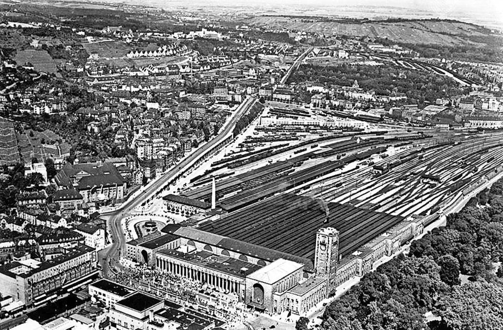 Das Luftbild von 1933 mit Hauptbahnhof und Güterbahnhof hat im Facebook-Forum des Stuttgart-Albums für Begeisterung und hitzige Debatten gesorgt.