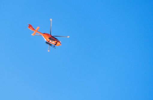 Ein Hubschrauber brachte zwei Bergretter aus Ramsau zu der Einsatzstelle in rund 1400 Metern Höhe. Die Wanderer wurden danach ins Tal geflogen. (Symbolbild) Foto: imago/Action Pictures/Peter Schatz