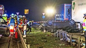 Der Unfallort an der B 27 bei Filderstadt: Vom Mercedes blieb nur ein Wrack übrig Foto: SDMG