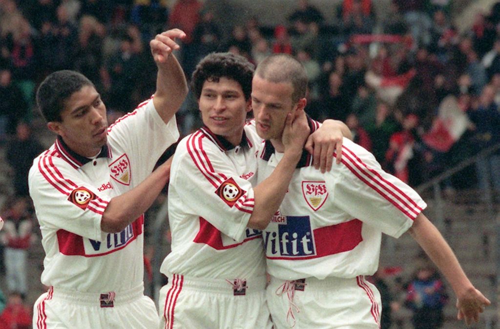 Zusammen mit Giovane Elber (li.) und Krassimir Balakov (Mi.) bildete Fredi Bobic einst das offensivstarke magische Dreieck beim VfB.