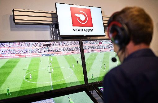 Der Schiedsrichter Sascha Stegemann sitzt in einem Videoassistcenter vor Monitoren. Foto: dpa