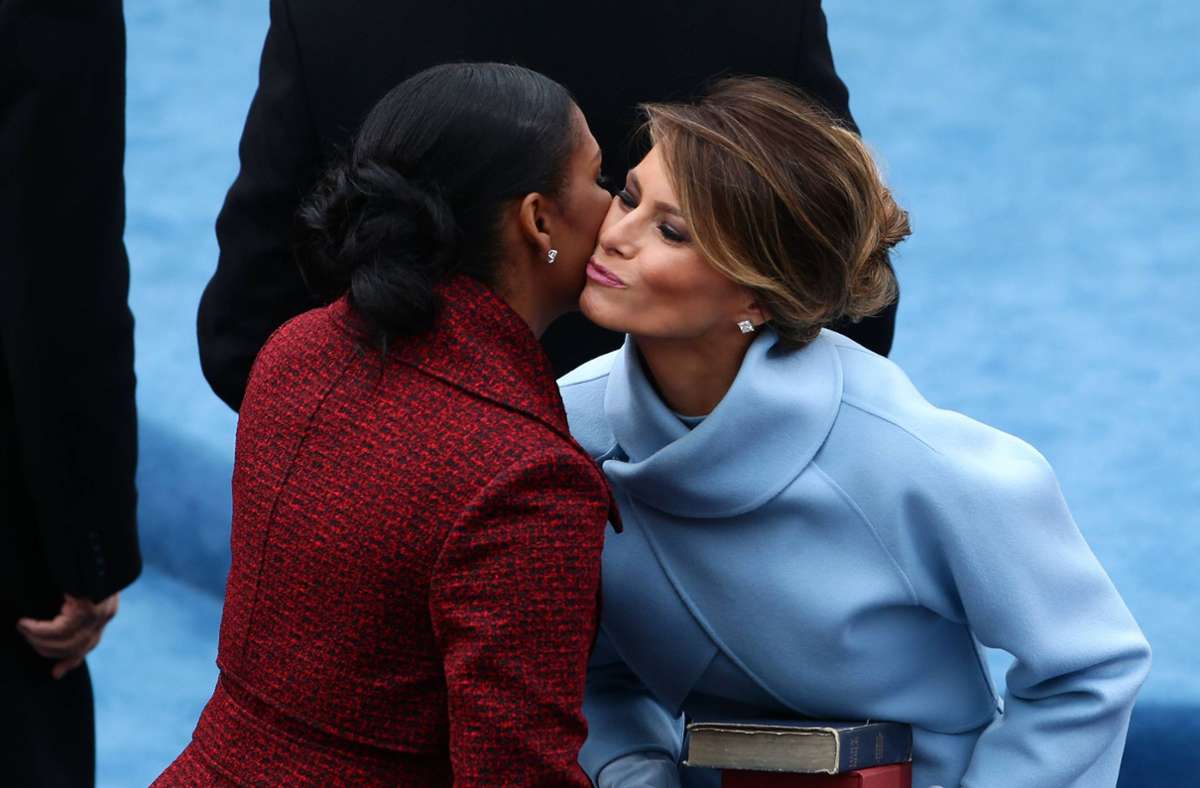 Glückwünsche an die Nachfolgerin: Michelle Obama (links) gratuliert Melania Trump zur Amtseinführung ihres Mannes. Foto: imago/UPI Photo
