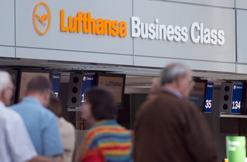 Vergebliches Warten auf den Lufthansa-Flieger Foto: dpa
