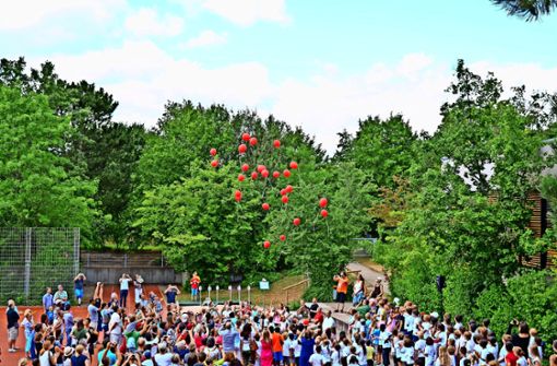 Zum 40-jährigen Bestehen der Hattenbühlschule ließen die Schüler  auf dem weitläufigen Schulgelände Luftballons steigen. Foto: privat