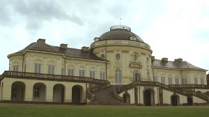 Petra Gerkens erzählt Geschichten aus dem Schloss Solitude Foto: Müller-Baji