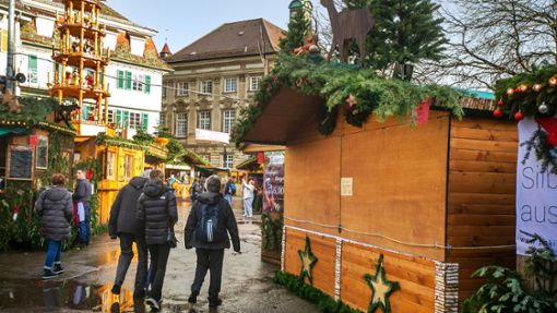 Ein Stand auf dem Esslinger Weihnachtsmarkt ist wegen Personalmangels temporär geschlossen  – das gab es noch nie. Foto: Roberto Bulgrin
