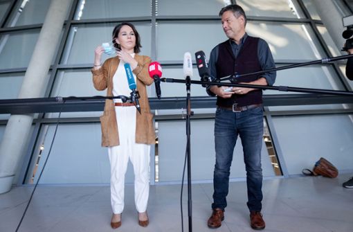 Auftritt an der Reichstagskuppel: Die Grünen-Chefs Annalena Baerbock und Robert Habeck bevorzugen eine Ampelkoalition. Auch die Liberalen sind zunächst mit im Boot. Foto: dpa/Kay Nietfeld