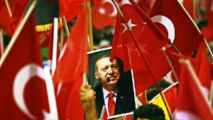 Erdogan-Anhänger bejubeln den türkischen Präsidenten bei einer Veranstaltung in Köln. Möglicherweise tritt Erdogan in Kürze persönlich in Nordrhein-Westfalen auf. Foto: dpa
