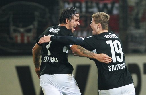 Martin Harnik (links) und Timo Werner schießen den VfB Stuttgart beim SC Freiburg zum Sieg. Foto: dpa
