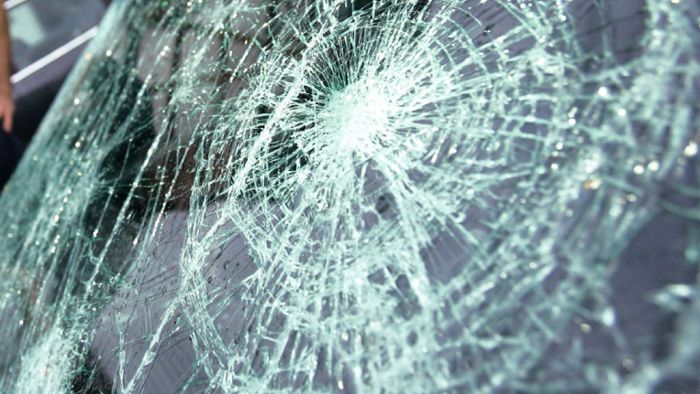 Beifahrer auf A6 von Glassplittern verletzt