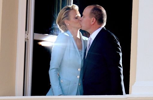 Der lang ersehnte Kuss: Charlene und Albert von Monaco ... Foto: dpa