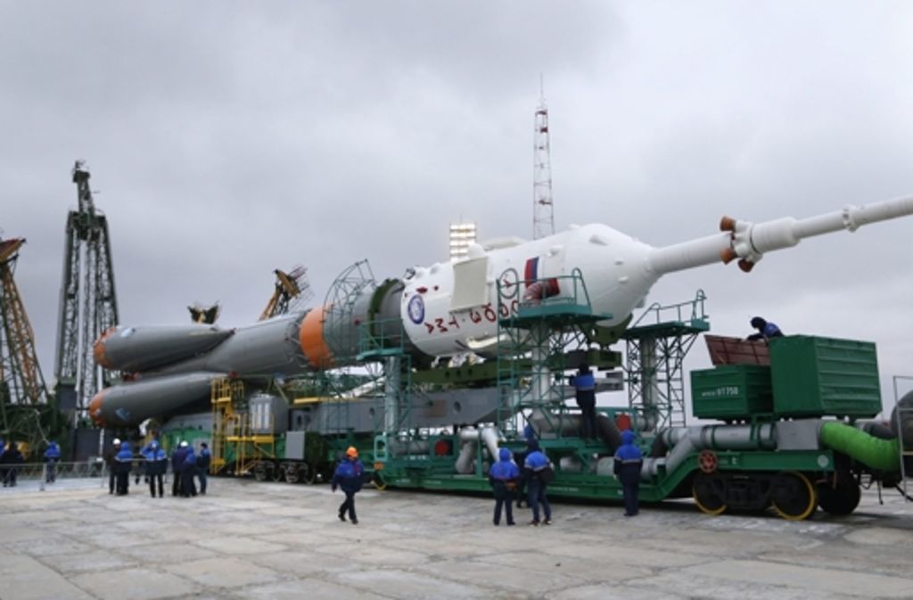 Die russische Trägerrakete Sojus auf dem Weg zu ihrem Startplatz auf dem Weltraumbahnhof in Baikonur.