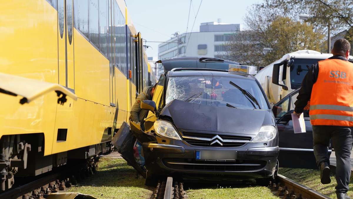 Stadtbahnunfall in Stuttgart-Rot: Auto kracht in U7 – Schienenverkehr für zwei Stunden unterbrochen