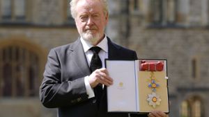 Ridley Scott mit seinem neuen Verdienstorden nach der Zeremonie auf Schloss Windsor. Foto: Andrew Matthews/PA Photos/Action Press