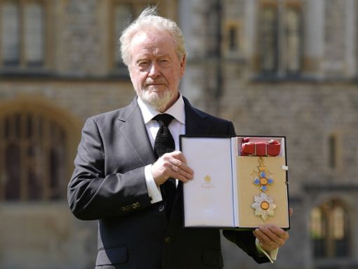 Ridley Scott mit seinem neuen Verdienstorden nach der Zeremonie auf Schloss Windsor. Foto: Andrew Matthews/PA Photos/Action Press
