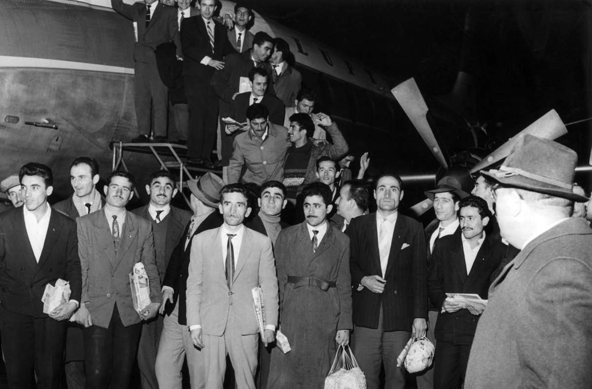 Schick gemacht für das neue Zuhause: Gastarbeiter kommen 1961 am Flughafen in Düsseldorf an. Foto: dpa/Wolfgang Hub
