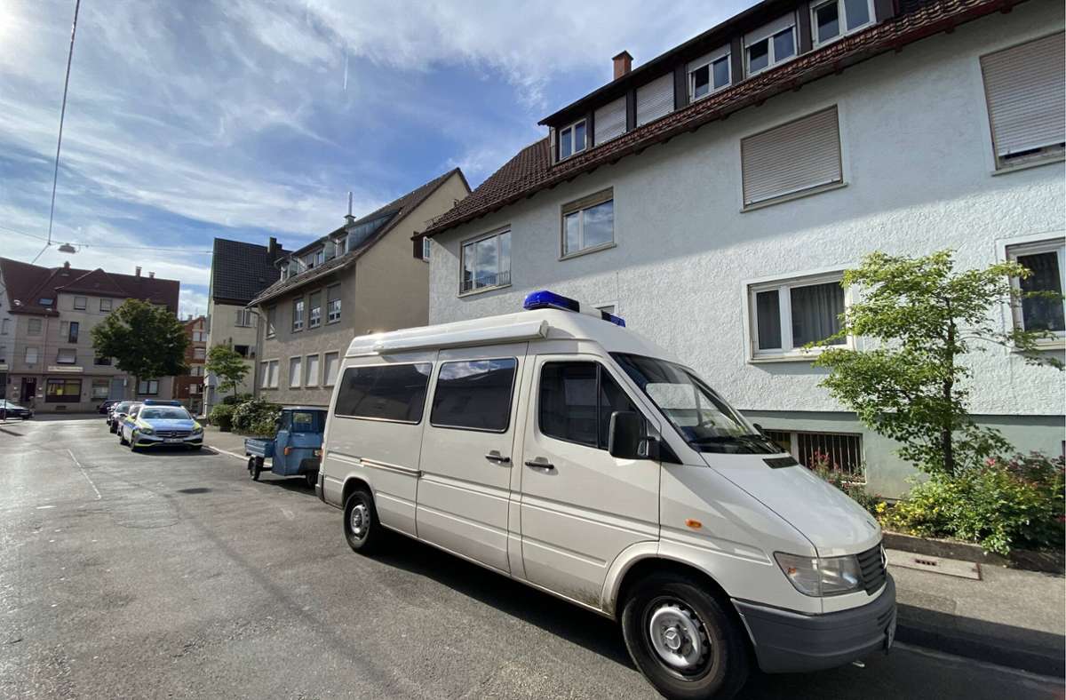 Tatort Degenfelder Straße: In diesem Haus ist die getötete Frau gefunden worden. Foto: 7aktuell.de