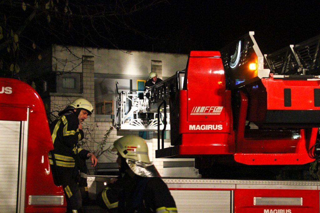 Warum es Freitagfrüh im Wohnheim des Berufsbildungswerks in Waiblingen zu einem Feuer kam, ist noch unklar. Bei dem Brand wurden zwei Azubis verletzt, eine 23-Jährige sprang in Panik aus dem Fenster.