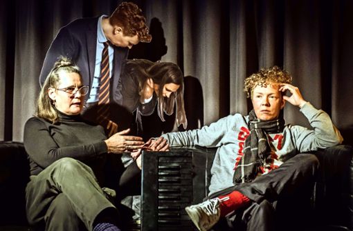 Die Performancekünstler NAF, Nana Hülsewig (li.) und Fender Schrade, hier mit ihren Doubles aus Pappe, in ihrem Atelier am Stuttgarter Pragsattel. Foto: Lichtgut/Achim Zweygarth