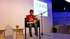 Aus dem eigenen Buch auf der Bühne vorlesen bildete den Abschluss der Projekts „Buchkinder Stuttgart“ in der Stadtbibliothek. Foto: Marta Popowska
