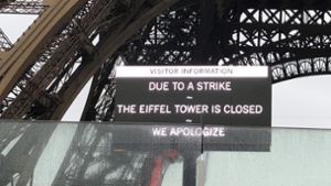 Ein Schild informiert, dass der Eiffelturm wegen Streiks geschlossen ist. Foto: Michael Evers/dpa