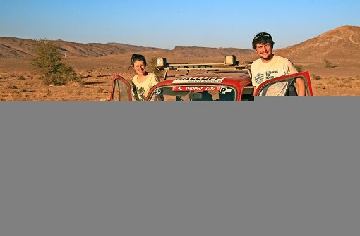 Zwei junge Leute aus Gerlingen und Bonndorf mitten in der Wüste Sahara: Stefanie Höschele und Moritz MorlokSo manches Sandloch hat die Fahrkünste der beiden Studenten herausgefordert. Foto: Flash-Sport