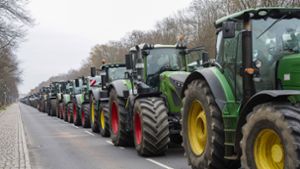 Mehr als 200 Traktoren legen Verkehr auf der B 10 lahm