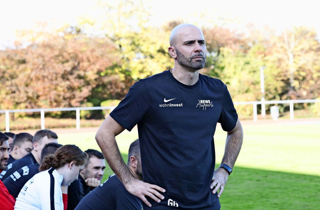 Der Cheftrainer Giuseppe Greco darf  mit dem Fellbacher Team   nach Lage der Dinge  in der Verbandsliga bleiben. Foto: Patricia Sigerist