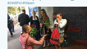 So schön kann Liebe sein: Ein Heiratsantrag in der Unterführung beim Cannstatter Volksfest. Foto: Twitter/bpol_bw