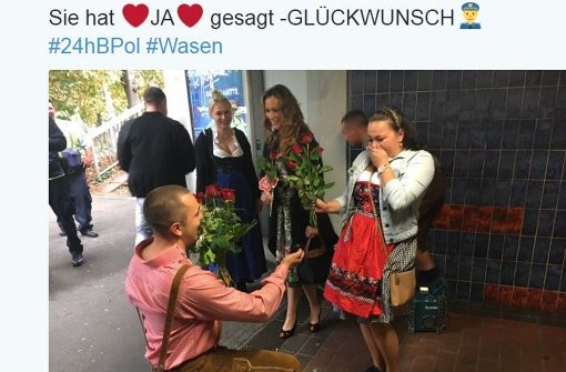 So schön kann Liebe sein: Ein Heiratsantrag in der Unterführung beim Cannstatter Volksfest. Foto: Twitter/bpol_bw