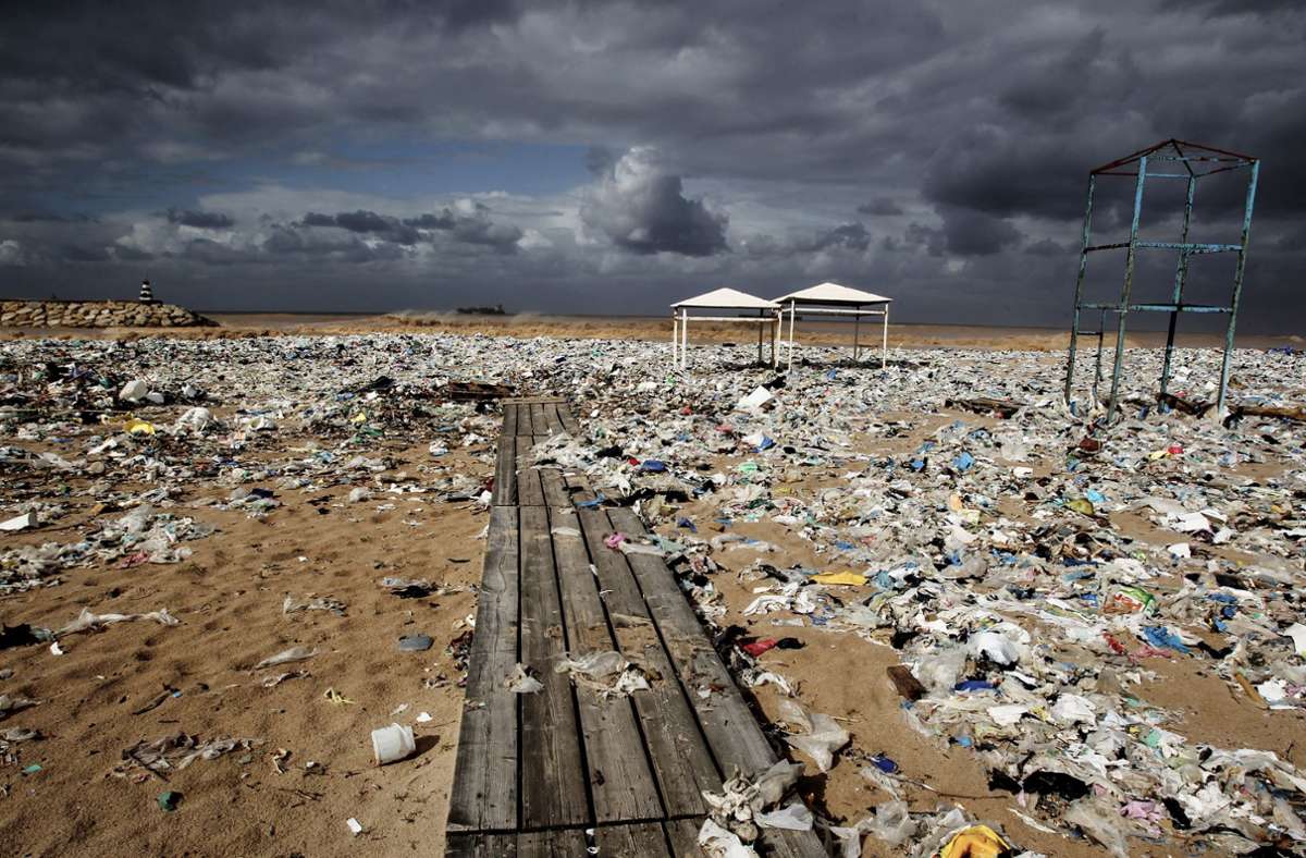 ÖKOSYSTEME:  Viele Ökosysteme an Land, an Küsten, im Süßwasser und im Meer befinden sich derzeit „nahe oder jenseits“ der Grenze ihrer Fähigkeit, sich an Umweltveränderungen wie die Erderwärmung anzupassen, schreiben die Autoren des neuen IPCC-Berichts (Bild: Plastikmüll liegt an einem Strand am Mittelmeer nördlich von Beirut. Der Müll wurde durch stark windiges Wetter hier angeschwemmt).