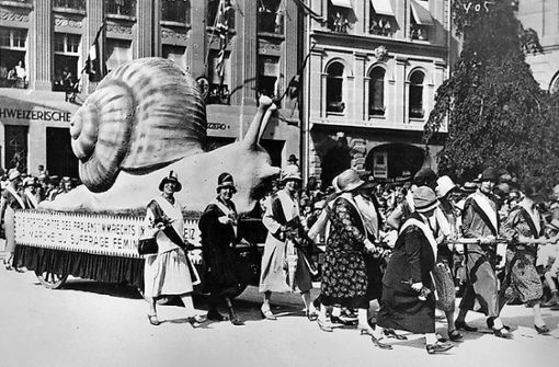 Eine Demonstration im Jahr 1928: Schon damals beklagten Schweizer Frauen das Schneckentempo der Emanzipation. Foto: ZDF/SRF/Climage AS/Stéphan/e Goël