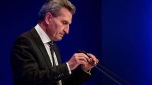 Oettinger wegen Flug im Privatjet nach Ungarn unter Druck