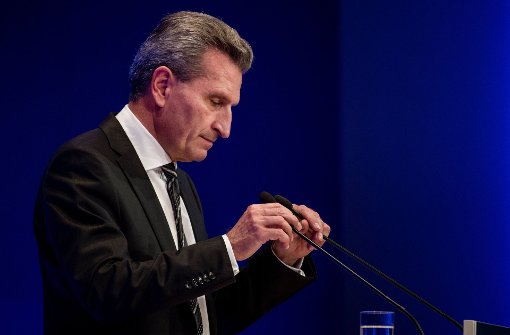 Zwei Wochen nach der „Schlitzaugen“-Affäre muss sich EU-Kommissar Oettinger erneut gegen Vorwürfe wehren. Foto: dpa