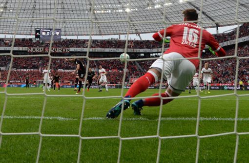 Ron-Robert Zieler pariert den Elfmeter von Bayer 04 Leverkusen. Foto: dpa