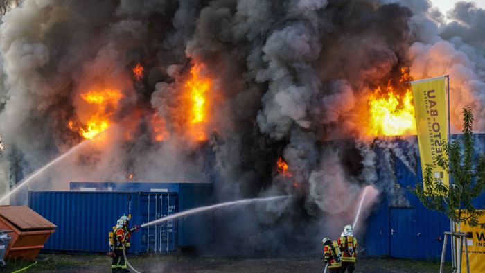 Hohe Flammen schlagen aus Lagerhalle – Fenster müssen zubleiben