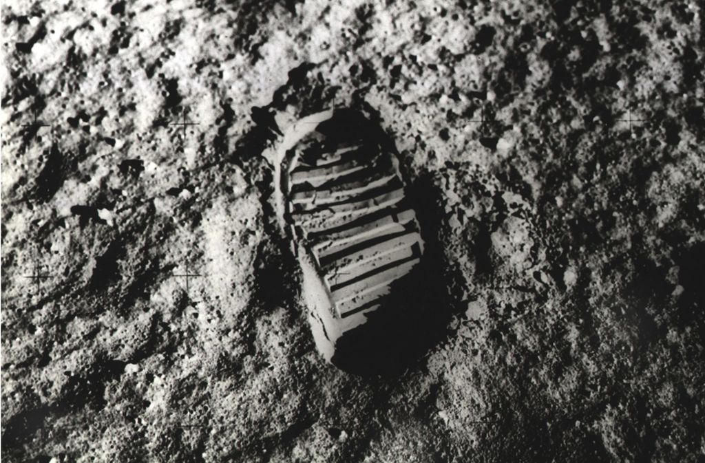 „. . . Ein großer Schritt für die Menschheit“ sagte  US-Astronaut Neil Armstrong, nachdem er und Edwin Aldrin als erste Menschen am 20. Juli 1969 den Mond betreten hatten. Ein Fußabdruck auf der weichen Mondoberfläche zeugt von dem historischen Ereignis.