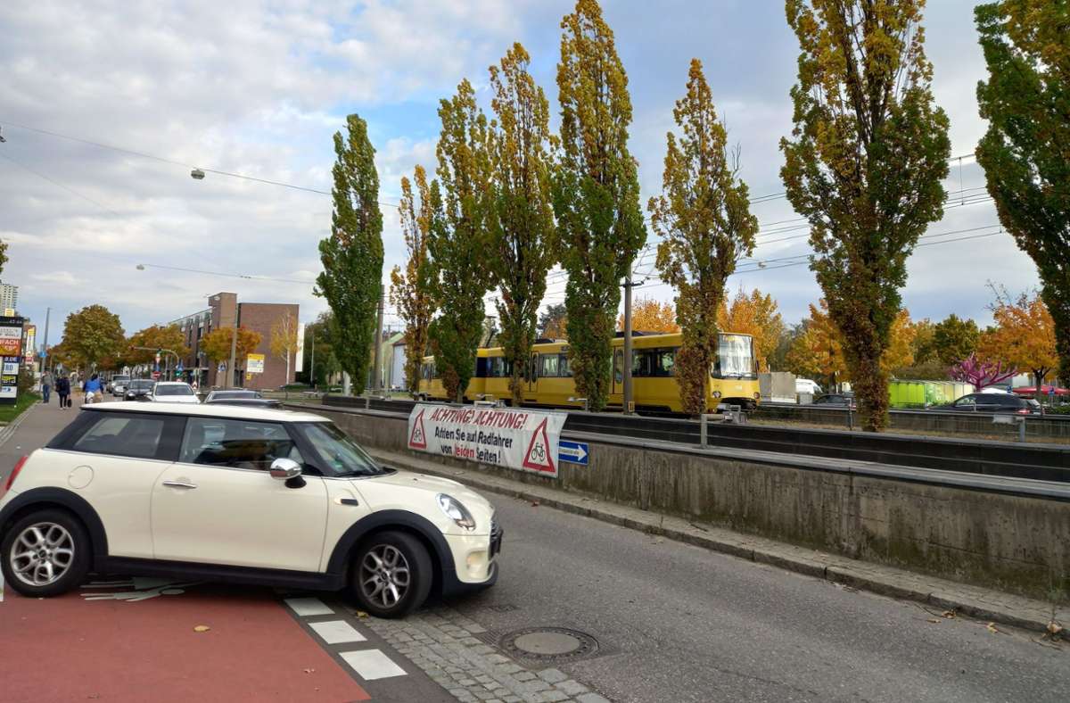 Erhöhte Aufmerksamkeit ist erforderlich, um Konflikte zwischen Radlern, Fußgängern und Autos zu vermeiden – hier an der Einfahrt zu Einkaufszentren an der Stuttgarter Straße in Fellbach.