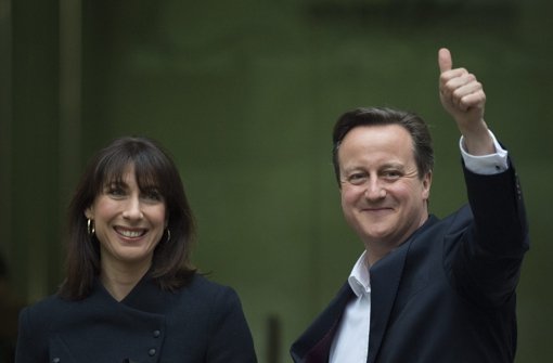 Nur Stunden nach seinem unerwartet deutlichen Wahlsieg macht der britische Premier Cameron sich an die Arbeit und benennt erste Minister. Foto: EPA