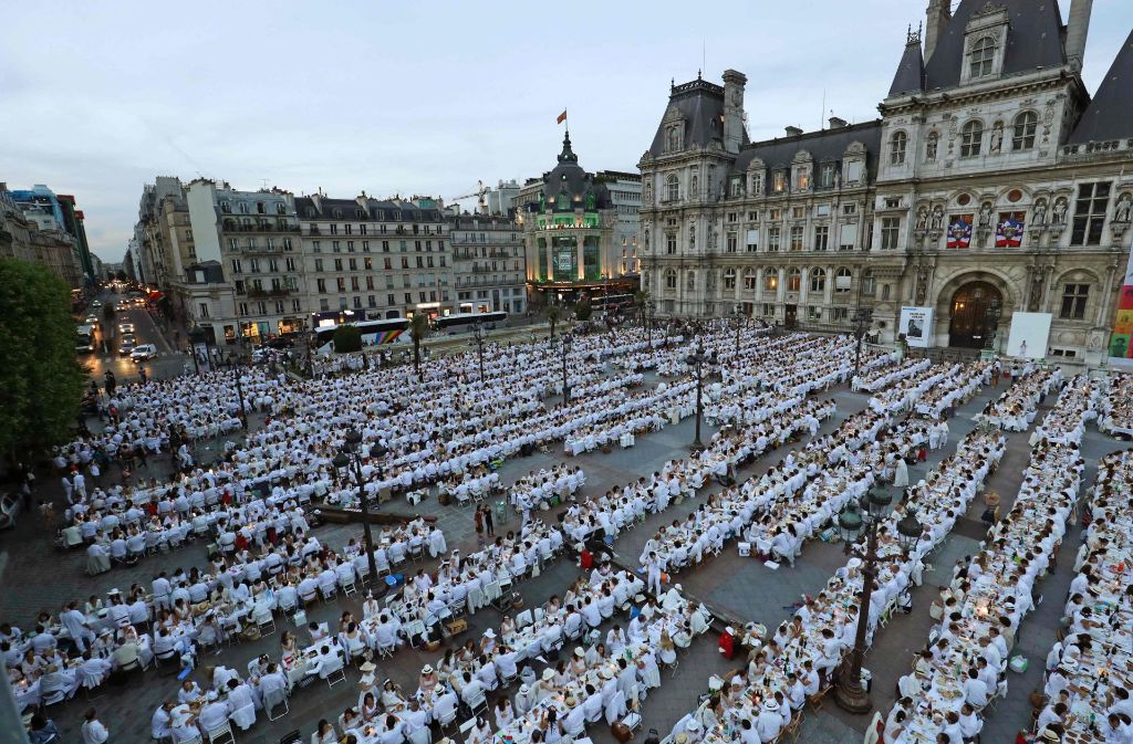 Weiß gekleidete Menschen wohin das Auge blickt: Das Pariser Rathaus am Donnerstagabend.
