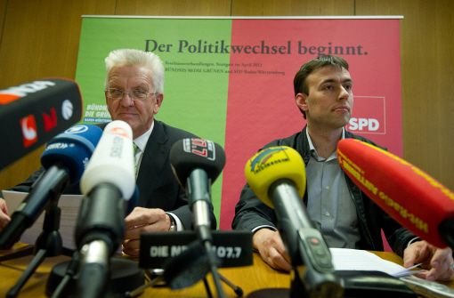 Winfried Kretschmann (Grüne/links) und Nils Schmid (SPD). Foto: dpa