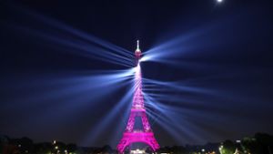 Turmfassade in Paris erstrahlt durch Lasershow