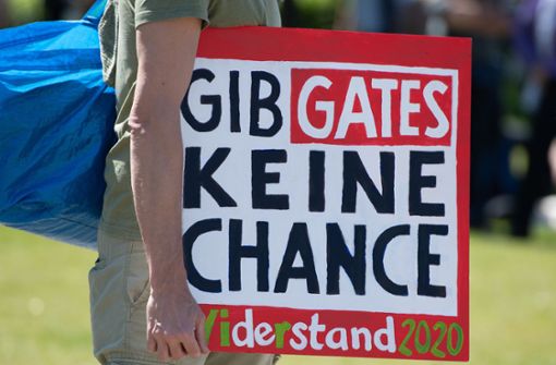 Bei einer Demonstration vor dem Reichstagsgebäude hält ein Teilnehmer ein Schild mit der Aufschrift „Gib Gates keine Chance - Widerstand 2020“: Foto: dpa/Christophe Gateau