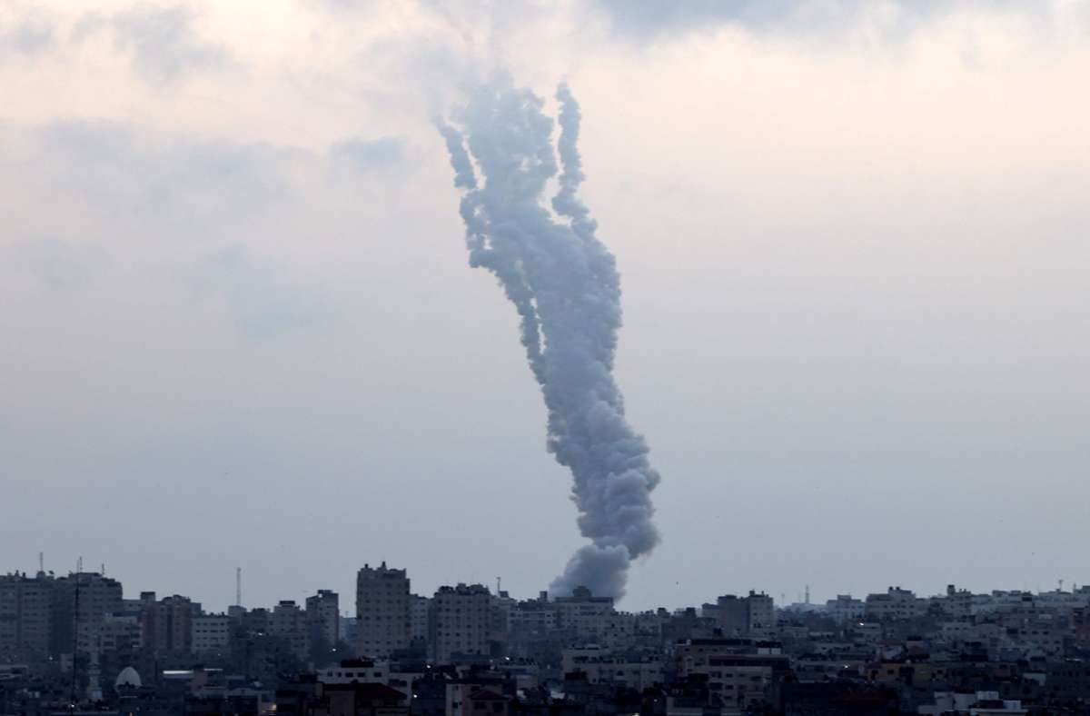 Die Raketen wurden auch aus Gaza-Stadt abgefeuert und hinterlassen Rauchfahnen. Foto: AFP/MAHMUD HAMS