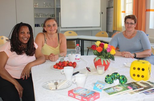 Abeba Ghebretinsae, Yvonne Zetlmeisl und Silke Hachenberg (von links) freuen sich auf neue Gäste des Betreuungsangebots. Foto: Rebecca Stahlberg
