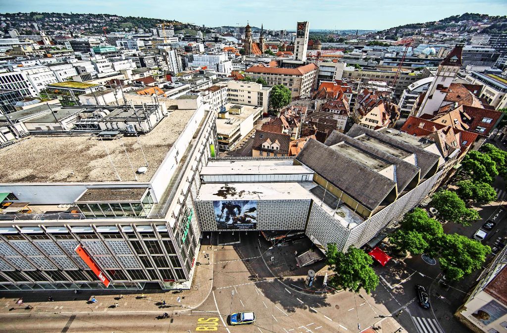 Blick vom Tagblatt-Turm: Der Verbindungsbau über der Steinstraße (Mitte) soll weg, der Komplex rechts davon möglichst auch. Foto: Lichtgut/Leif Piechowski